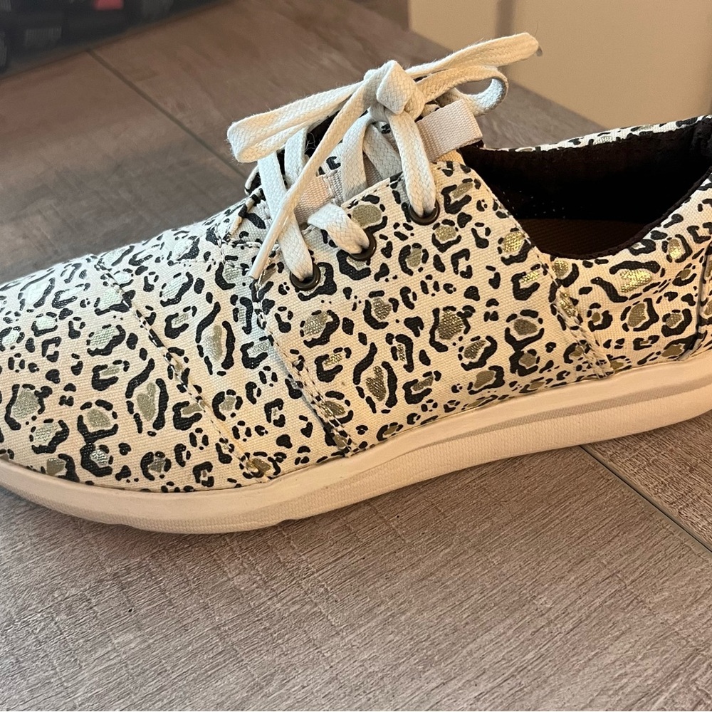 Leopard Print TOMS great condition